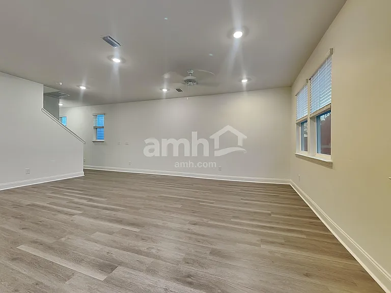 329 Armstrong Curv — Photo 5