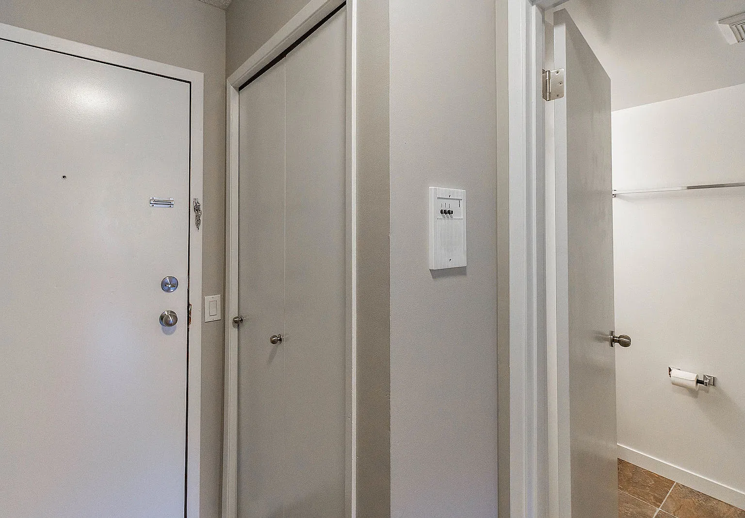 BRIGHT and AIRY Sunalta 1 Bed/1 Bath w/ Dishwasher! STEPS to the LRT! — Photo 2