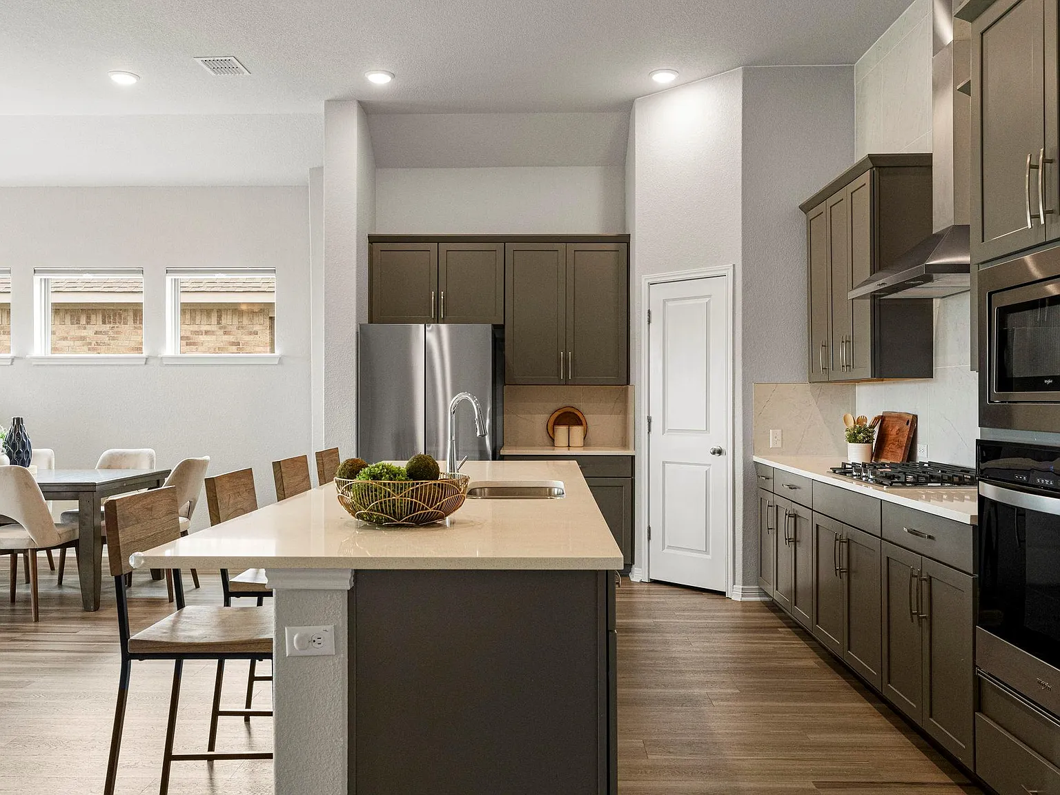 5 bed, 3.0 bath, 2356 sqft, $2,650 — Photo 4