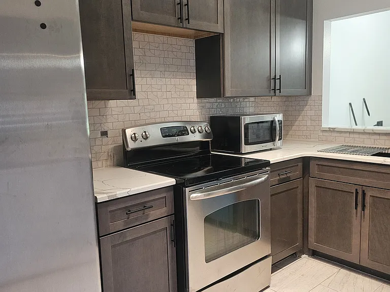 800 Park Villa Cir — Photo 2