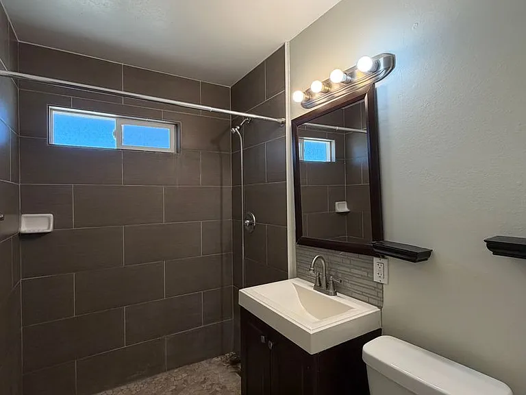 29205 Exeter St — Photo 45