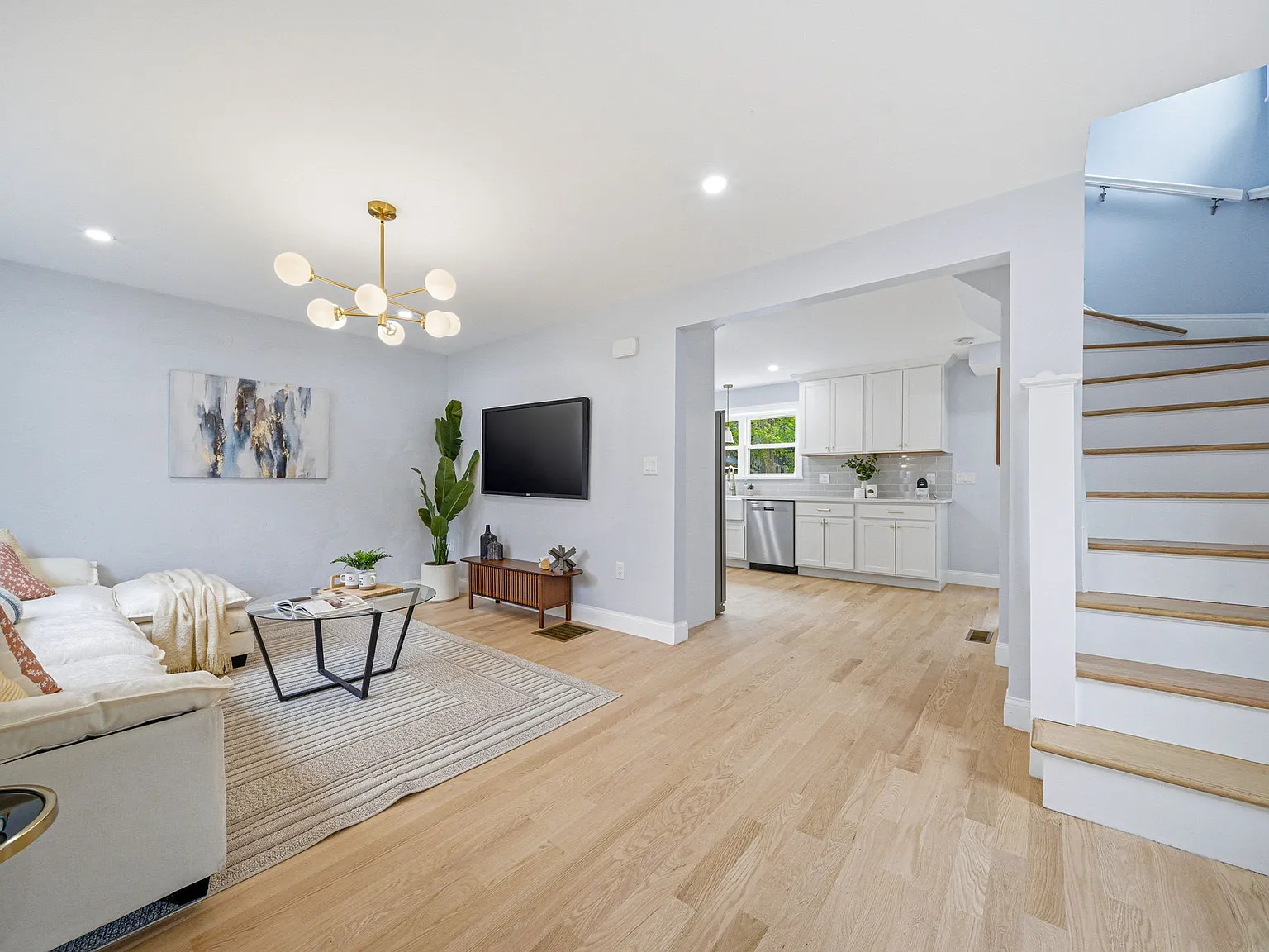 3 bed, 1130 sqft, $3,400 — Photo 3