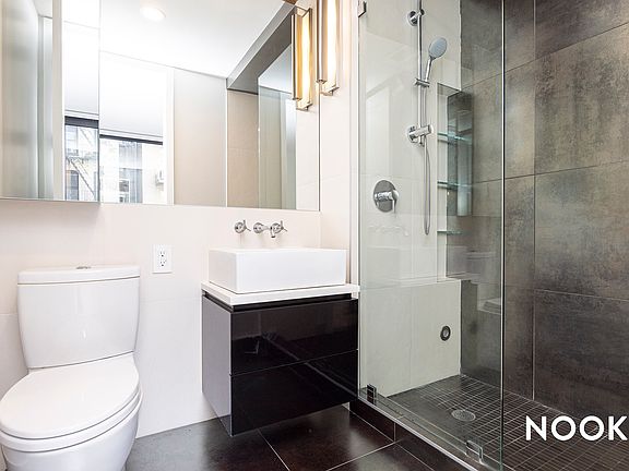 4th image of 670 Pacific St #202
