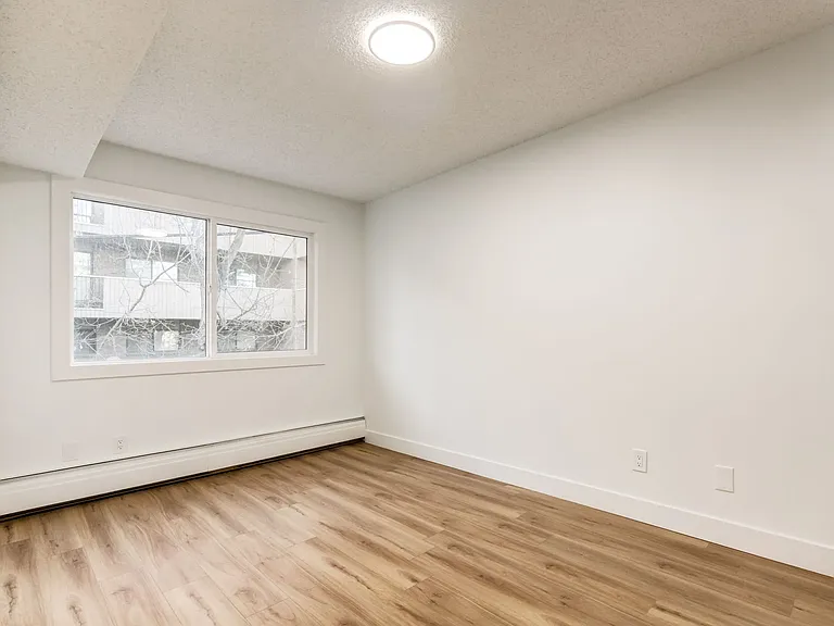 2404 16a St SW — Photo 40