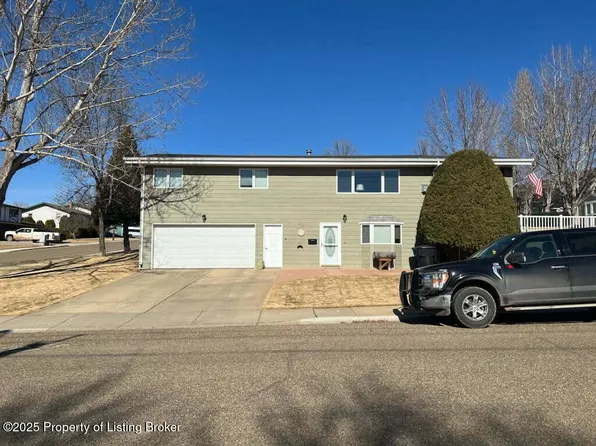 825 10th St E, Dickinson, ND 58601