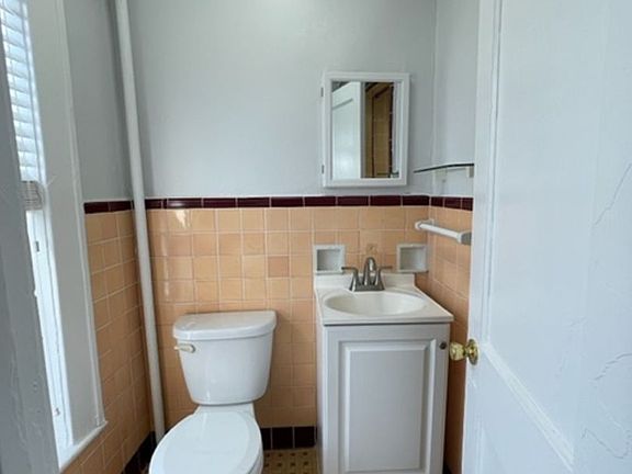 5th image of 300 Elm Pl APT 6A