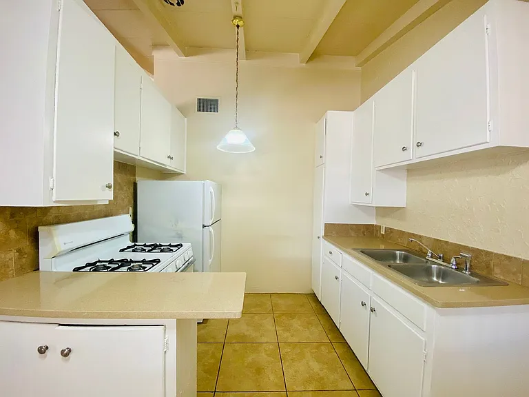 Swan Court Apartments - 1 and 2 Bedroom Homes! — Photo 11