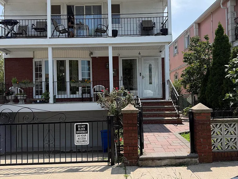 4 Albert Ct — Photo 1