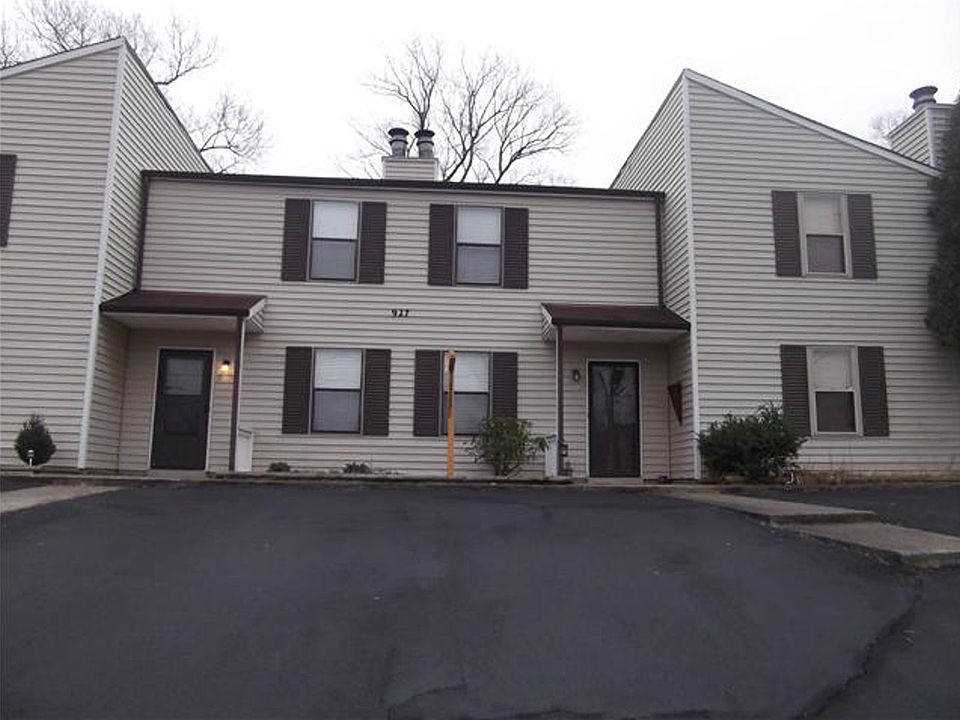 1st image of 923 Kingsbury Dr APT D