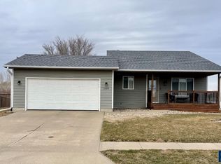 1609 Country Club Dr, Elk Point, SD 57025