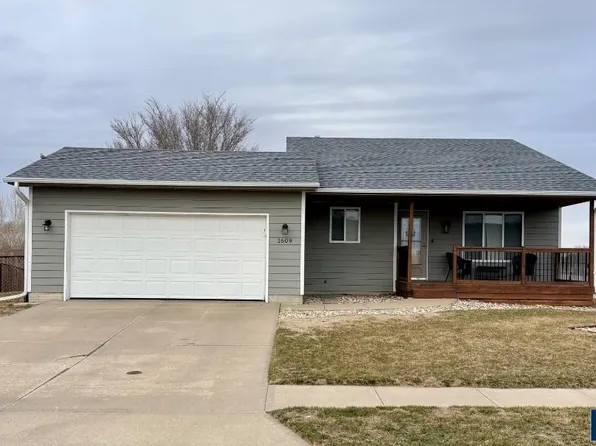 1609 Country Club Dr, Elk Point, SD 57025