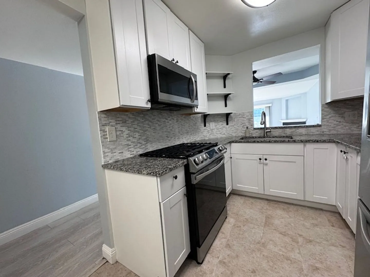 Beautiful Condo Near Shoreline & Downtown. — Photo 1