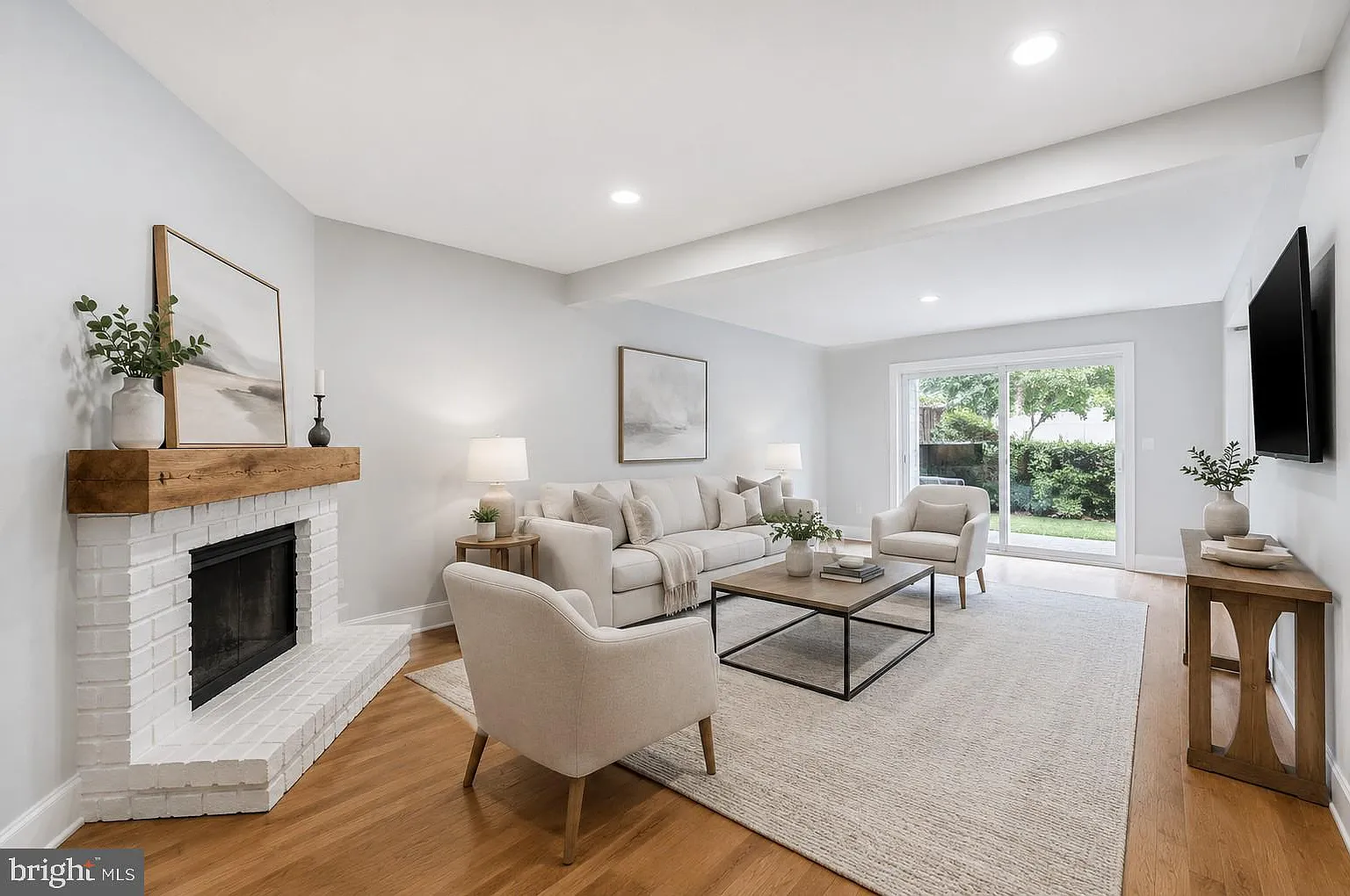 3 bed, 2.5 bath, 1786 sqft, $3,200 — Photo 2