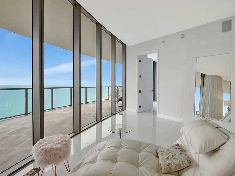 Collins Ave — Photo 20