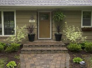 18200 Fairhomes Ln, Deephaven, MN 55391