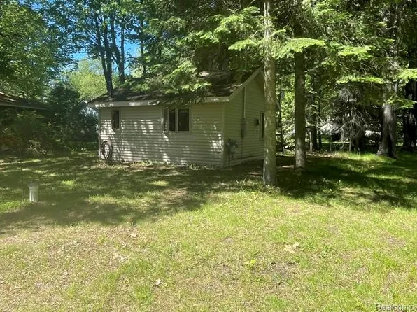 2007 N Markey Rd, Houghton Lake, MI 48629