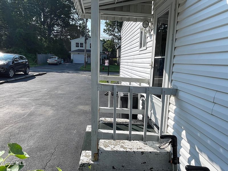 3rd image of 325 Gifford Road