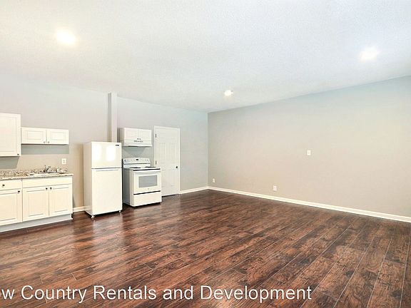 3rd image of 708 W Victory Dr #B