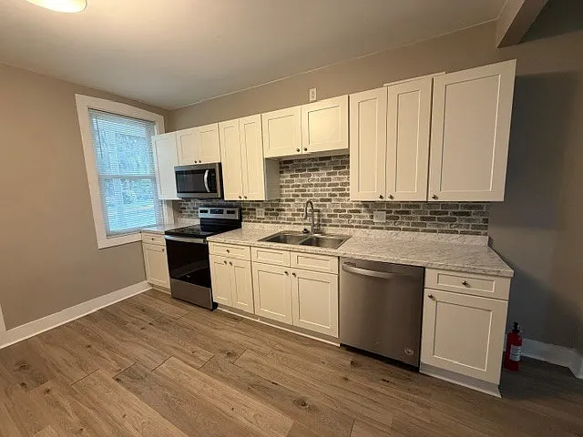 2123 Main St — Photo 2