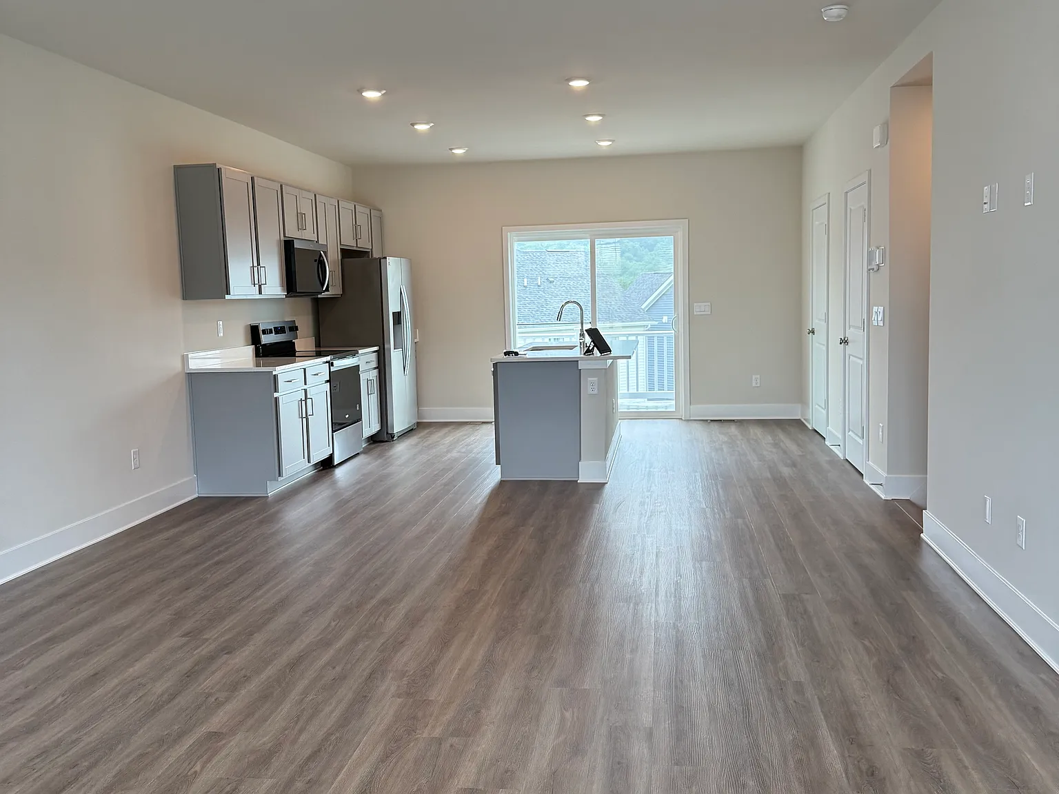 4 bed, 3.5 bath, 1589 sqft, $2,195 — Photo 2