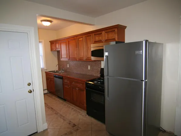 202 Oakland Ave, Providence, RI 02908