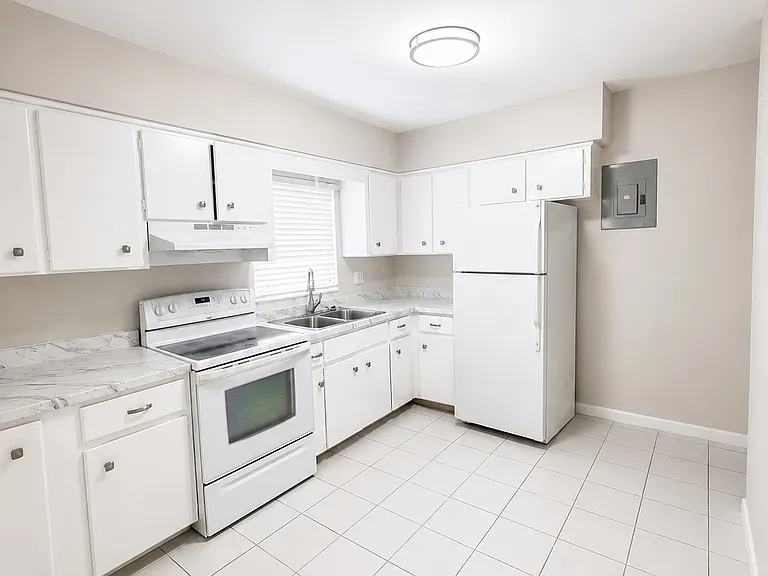 5410 NE 22nd Ter #12 — Photo 3