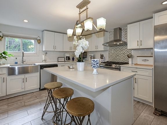 4th image of 37 South Rd