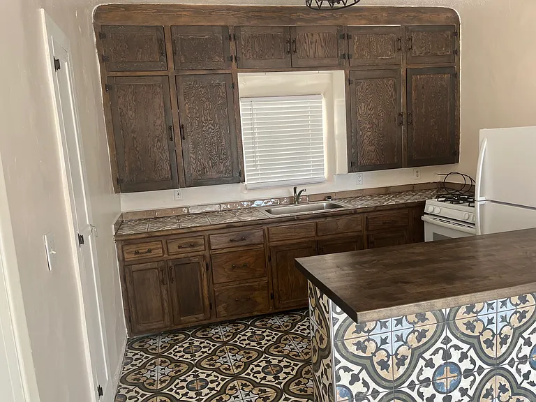 Renovated, Loaded, 1 Bedroom w/ Custom Touches — Photo 36