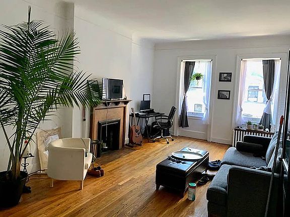3rd image of 319 W 105th St APT 5F