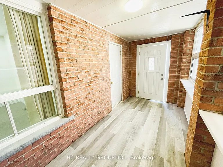 37 Page Cres — Photo 3