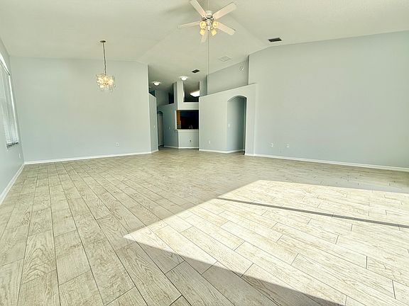 3rd image of 30542 Tremont Dr