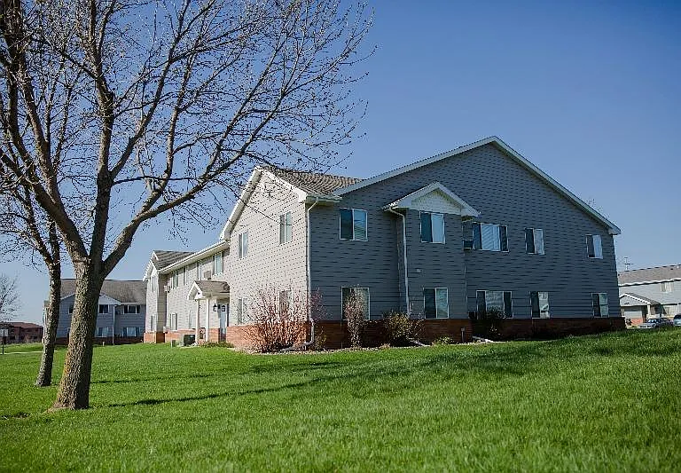 South Ridge Apartments & Townhomes — Photo 9