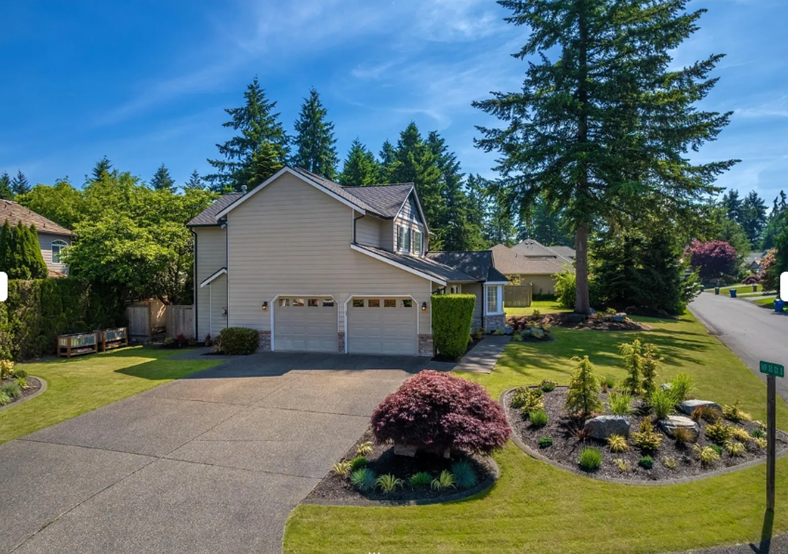 Spacious 4 Bedroom pet friendly Home in Gem Heights coming available! — Photo 2