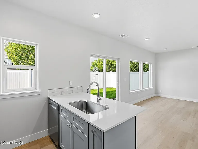 3 bed, 2.5 bath, 1581 sqft, $2,275 — Photo 3