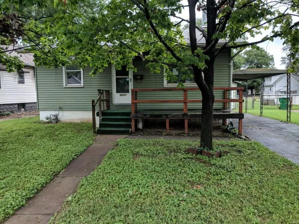 2213 1/2 E 24th St, Granite City, IL 62040