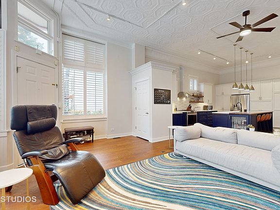5th image of 2075 N Oakley Ave #1