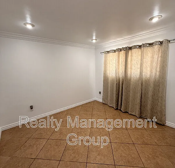 98 E Palomar St — Photo 14