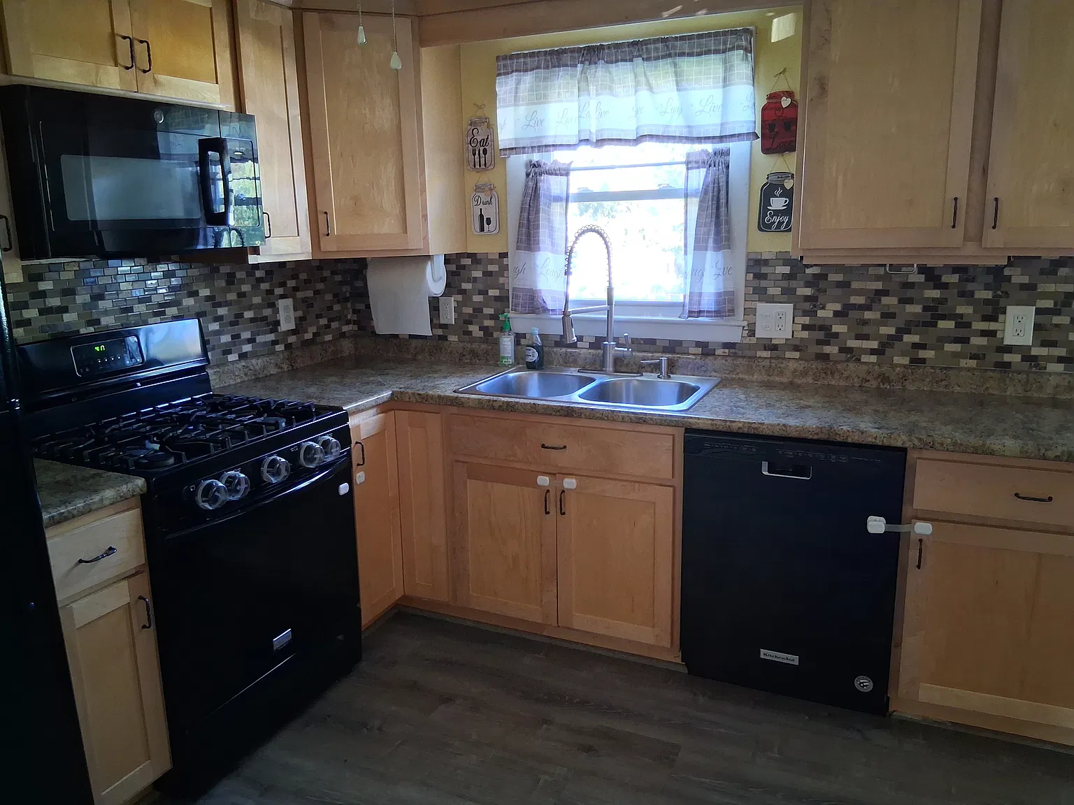 3 bed, 2106 sqft, $3,200 — Photo 3