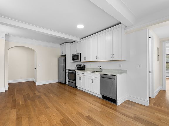 3rd image of 95 Christopher St APT 6N