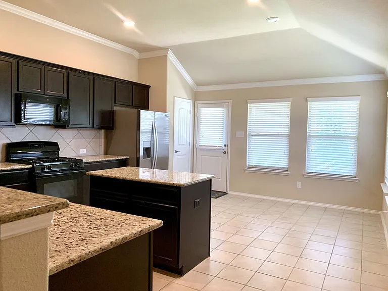1300 Foxglove Ln — Photo 4