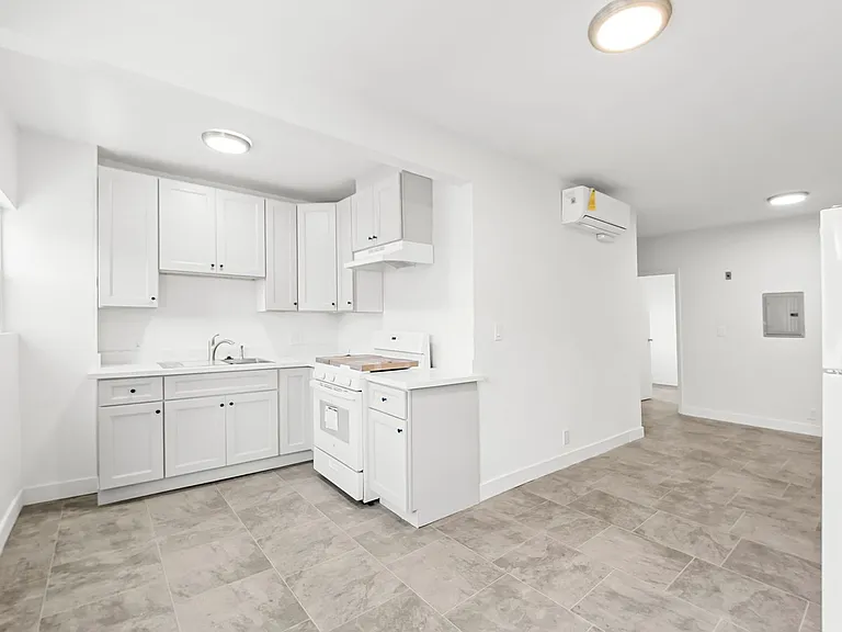 1630 W Temple St — Photo 3