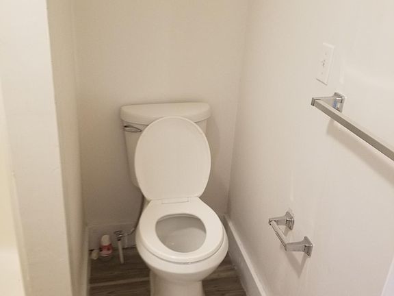 4th image of 932 Reservoir Ave #B