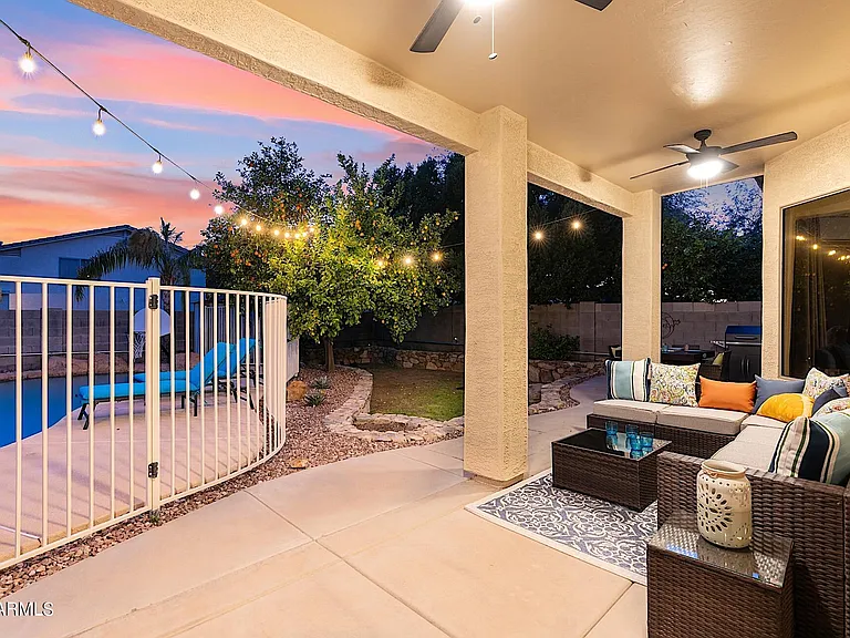 1125 E Irma Ln — Photo 9