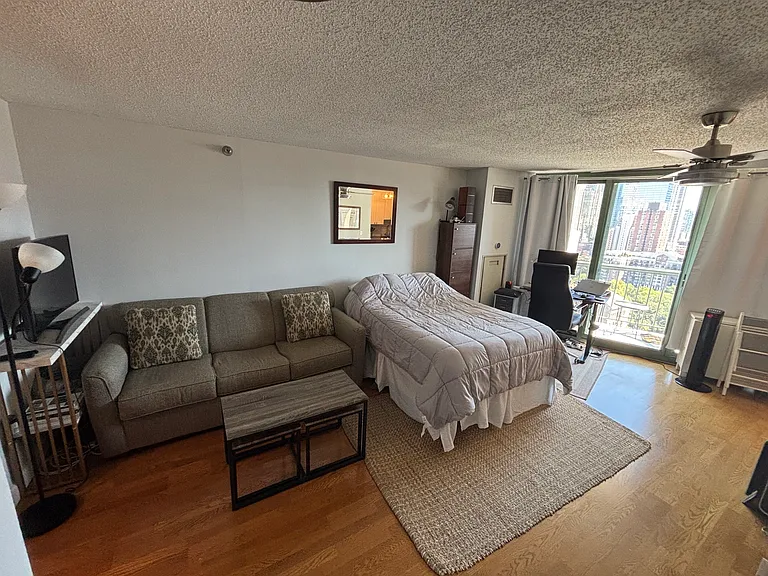 111 W Maple St #1912 — Photo 2