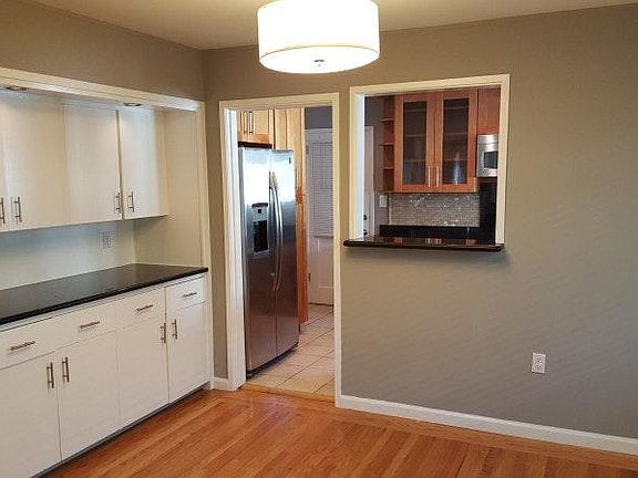 4th image of 640 Forest Ave APT F