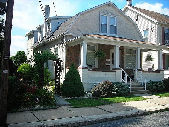 Great path to the back yard on the left.