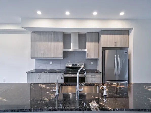 14 Bennington Rd, Newmarket, ON L3X 0M8