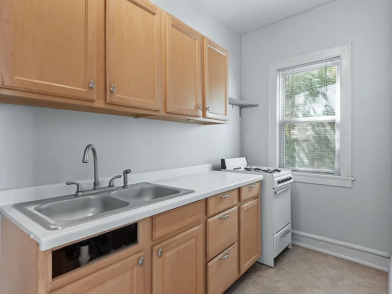214 Oak Grove St — Photo 8