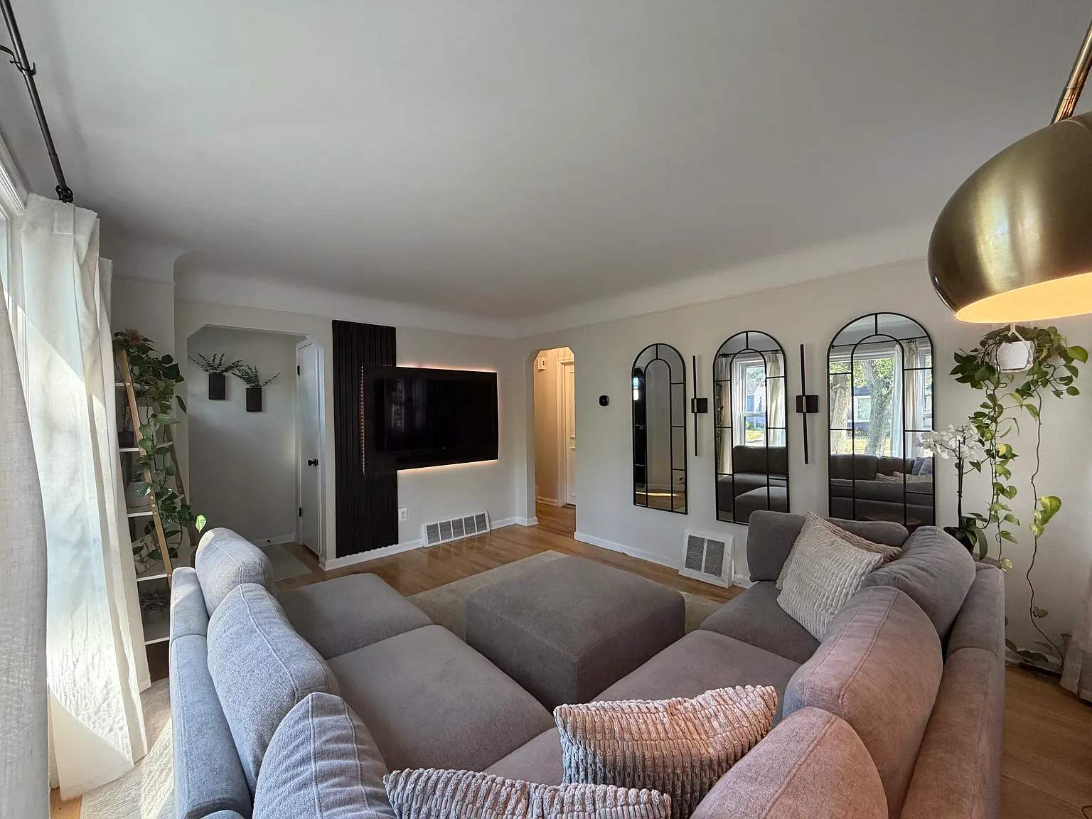 3 bed, 980 sqft, $2,200 — Photo 2