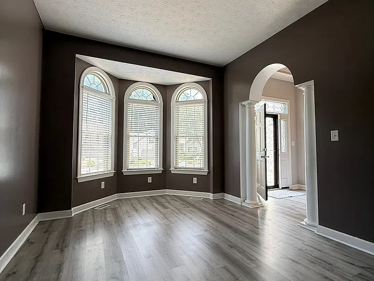 115 Sheldon Ct — Photo 3